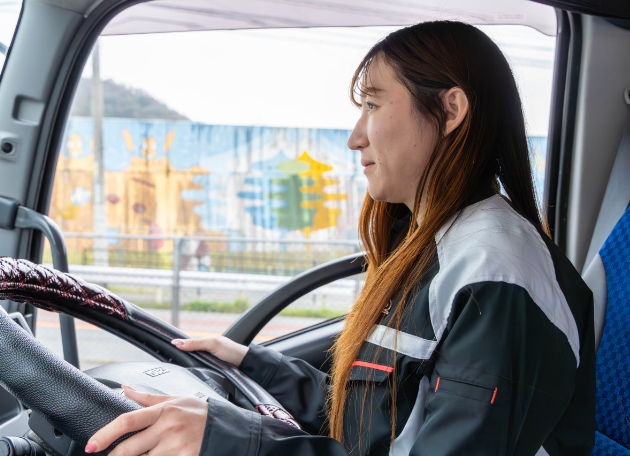 運転席で正面を見つめるドライバー