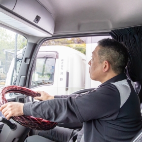 トラックを運転中のドライバー