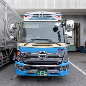 運送トラックの正面