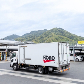 運送トラックの側面