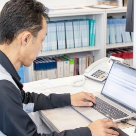 デスクワーク中の社員