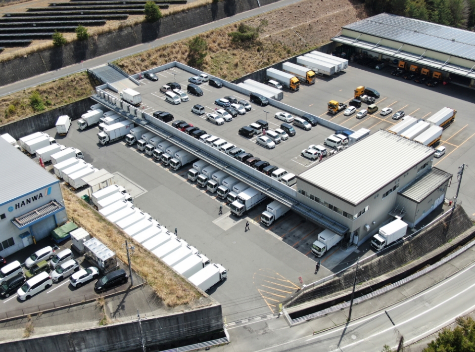 社屋の外観と駐車場
