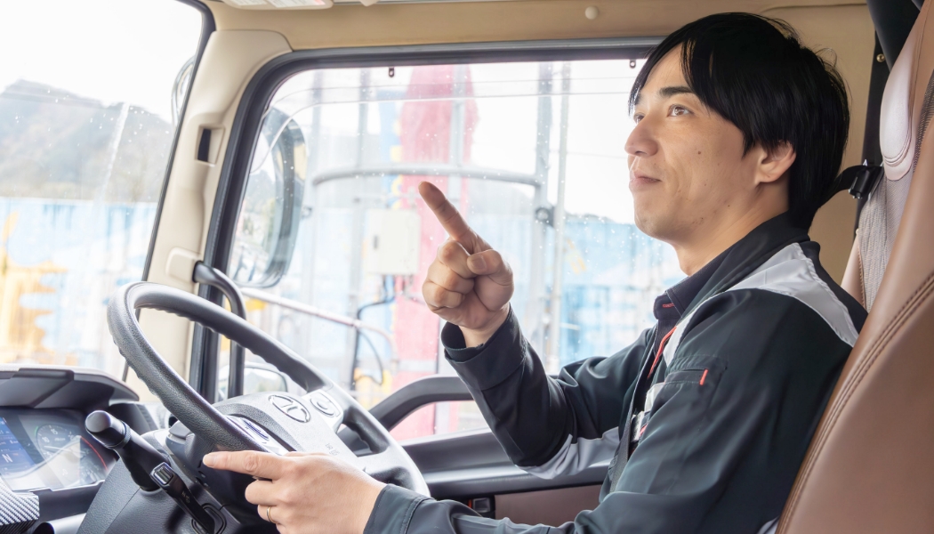 安全を確認をしっかりしている運転中のドライバー