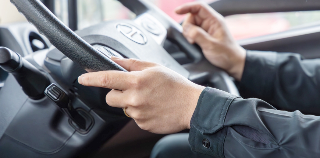 運転席でハンドルを握るドライバー