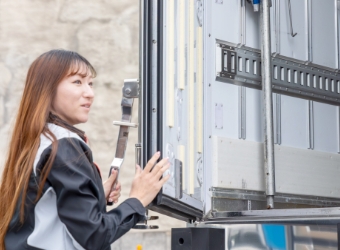 トラックから荷を下ろすドライバー