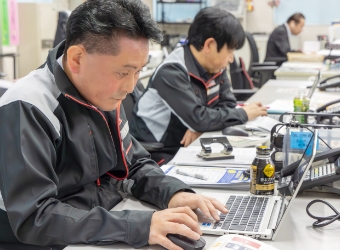 デスクワークを行う職員たち