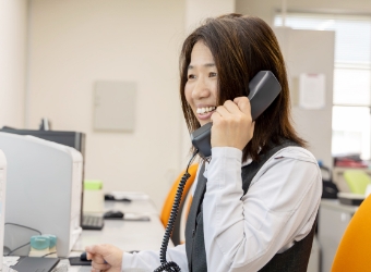 電話を受ける職員