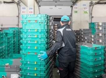 倉庫で荷物を仕分ける倉庫業務職員