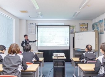 研修を受ける社員たち