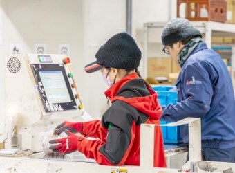 荷物を仕分ける倉庫業務職員